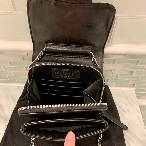 Chanel Ready to Wear Cross Body Flapbag in Black. Quilted and soft leather. - Picture 4 of 8